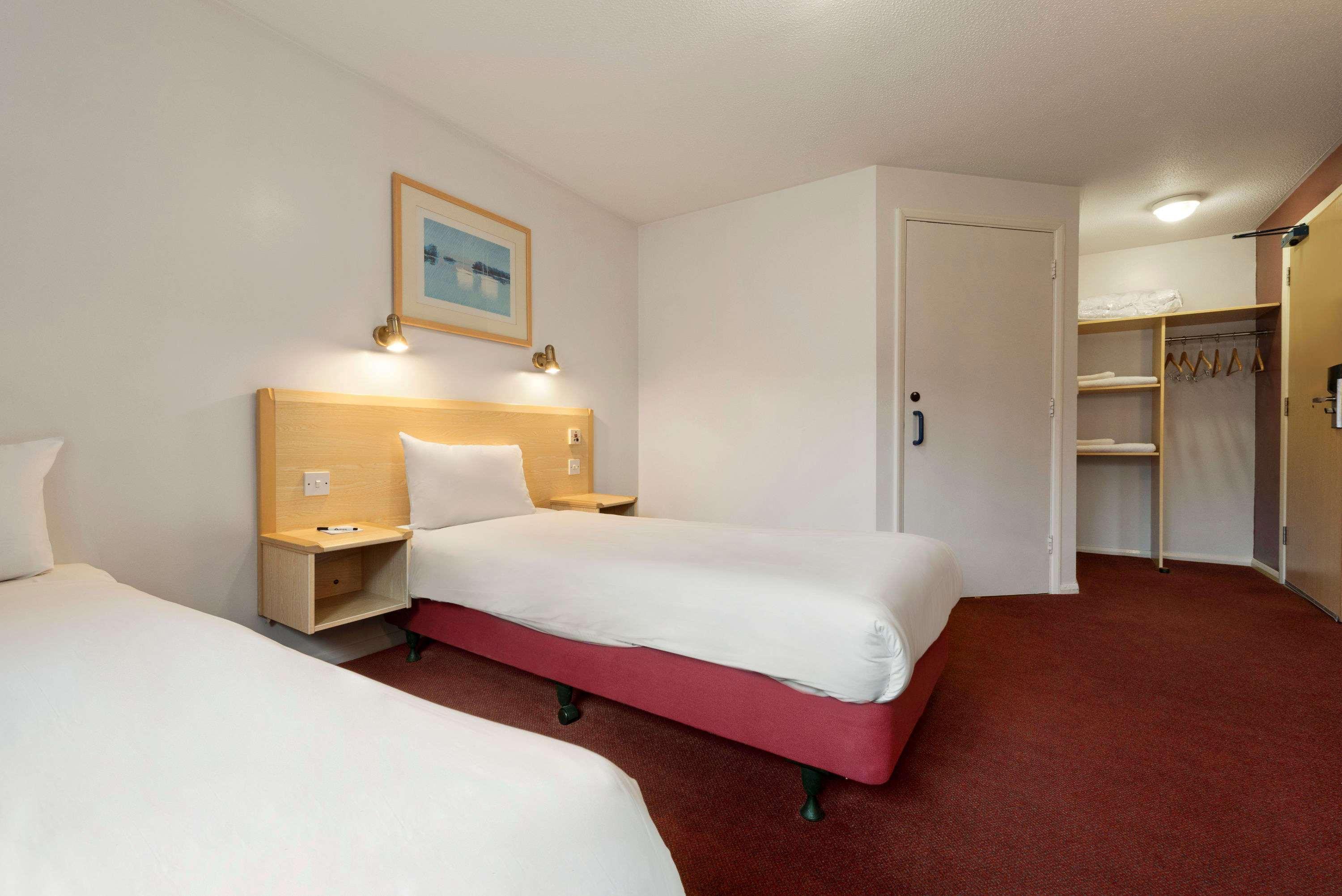 Days Inn Hotel Гретна Грийн Екстериор снимка